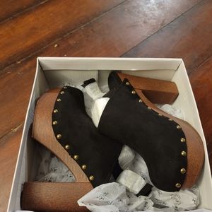 NEW NEVER WORN Black Faux Suede Shoes with Sling Back Strap, Stack Heels